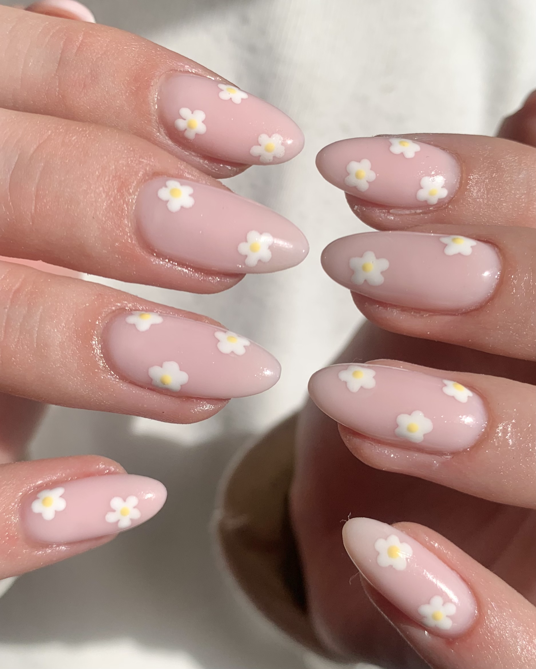 Nude amandelnagels met witte madeliefjes