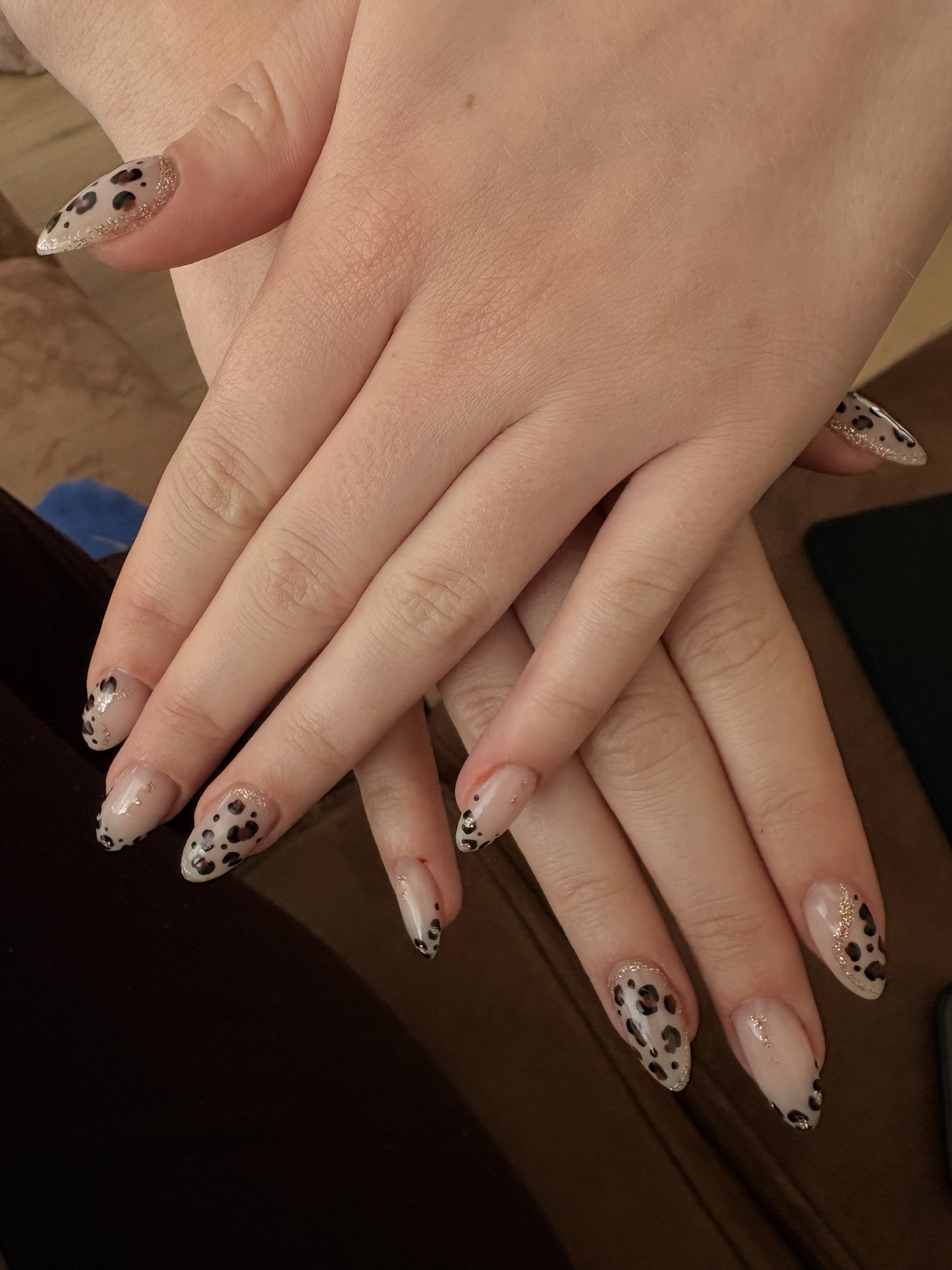 Lange nude nagels met zwarte luipaardstipjes